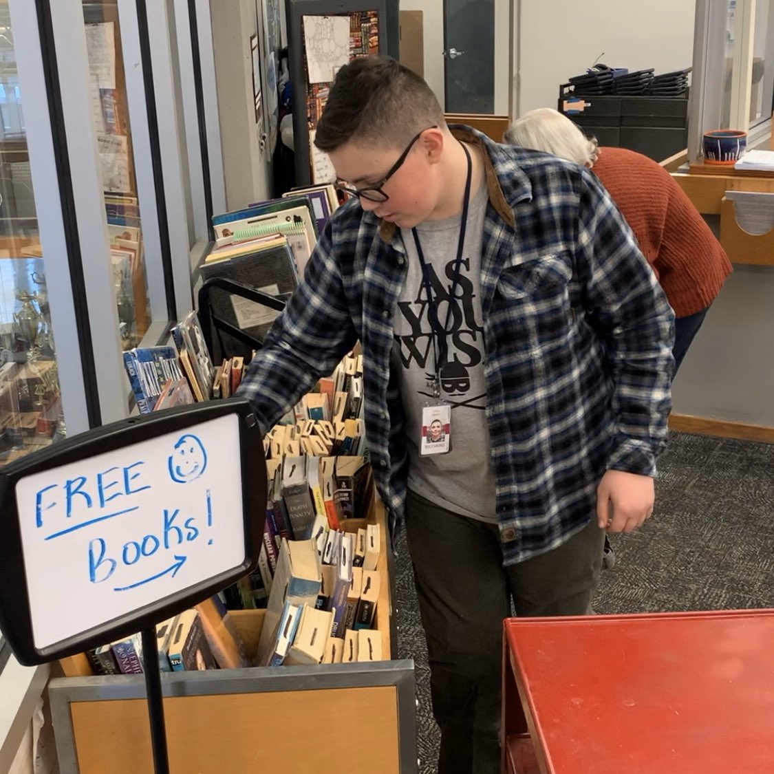ahscougarmc's tweet photo. Two exciting updates: We have lots of FREE BOOKS for y’all (Ms. Monson’s #ProStart students came over today for books and older magazines), and Luna’s studying for the SAT using one of the discarded books #learningtoread #learningtomath 📚 📖🐰💗 #theAHSway #theACSway #bookbunny https://t.co/IYrzpMlyNB