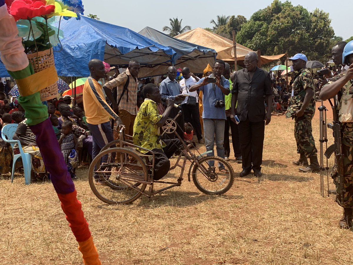 OMSCentrafrique's tweet photo. Ce jeune homme témoigne comment la #polio a impacté sa vie. Ses parents ne voulaient pas le vacciner. Pour éviter ceci le @MSPCentrafrique a lancé une campagne de #vaccination pour près de 400 000 enfants < 5 ans à #Berberati #Centrafrique @OMSCentrafrique @UNICEF_CAR #EndPolio https://t.co/EDPmb4HYWN