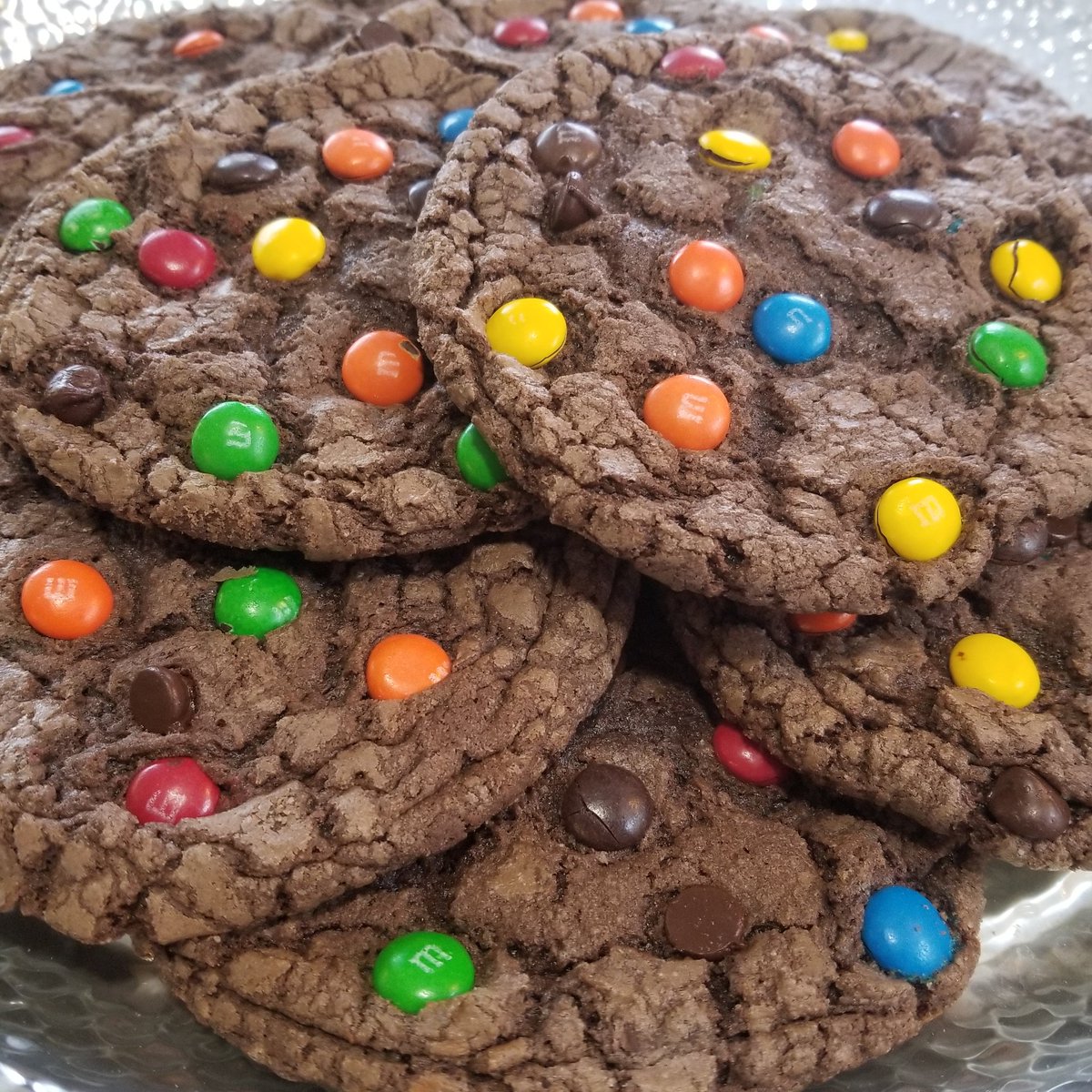 CakebusMN's tweet photo. Chocolate cookies with chocolate chips and #m&ms.
#CAKEBUS #FlourChildCreations #topthat #onlyinwanamingo #mnbakery #eatme #eatmemn #cookielove #cookieoftheday #indulge #cookies https://t.co/NI0WUnj0cO