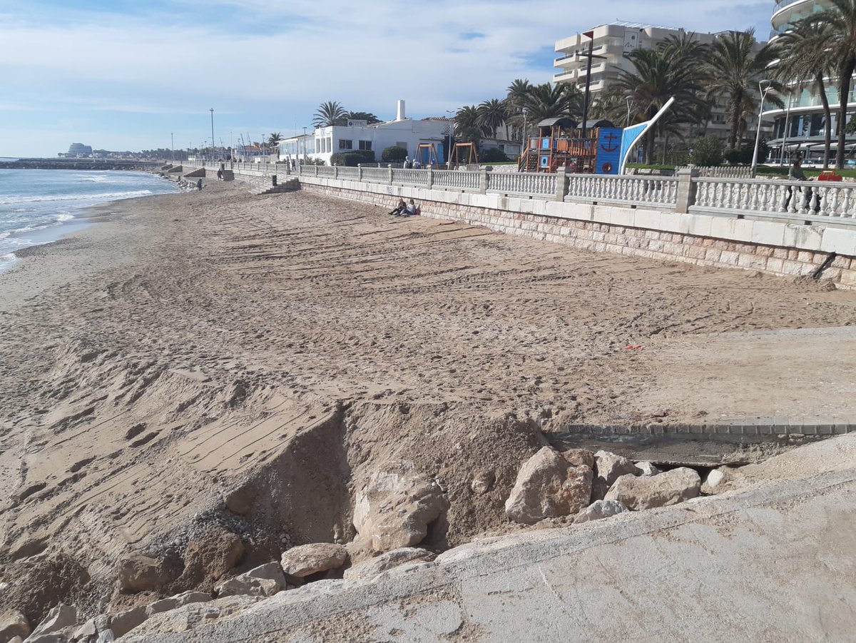 AjSitges's tweet photo. Les platges de #Sitges recuperen la normalitat després del temporal Glòria. Els tècnics municipals calculen que s’han perdut 80.000 metres cúbics de sorra, a més dels danys ocasionats en dutxes, rentapeus, passeres i rampes d’accés.
➡️ https://t.co/mc3PBwQJjp https://t.co/VMAUhjFrHD