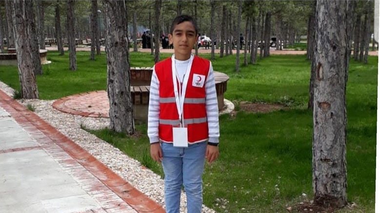 KizilayKurumsal's tweet photo. Genel Başkanımız Dr. Kerem Kınık ve Yönetim Kurulu Üyelerimiz, depremde hayatını kaybeden #TürkKızılay Gönüllümüz Miraç Dişli'nin kabrini ziyaret ettiler. https://t.co/hld74zb6Ki