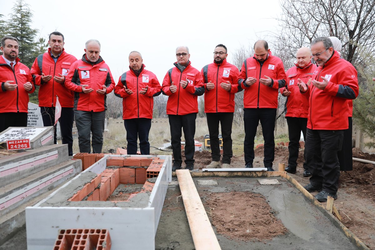 Genel Başkanımız Dr. Kerem Kınık ve Yönetim Kurulu Üyelerimiz, depremde hayatını kaybeden #TürkKızılay Gönüllümüz Miraç Dişli'nin kabrini ziyaret ettiler.