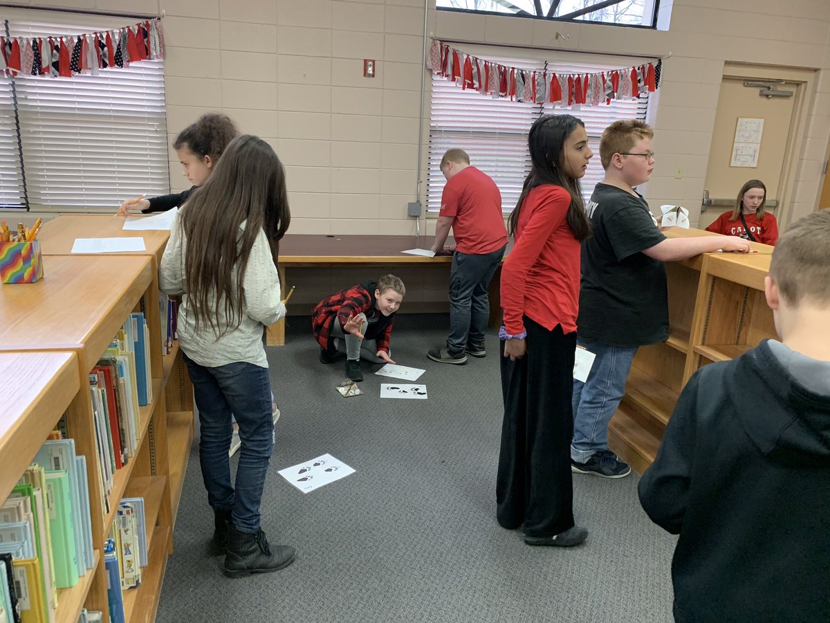 StephanieLisk's tweet photo. Shelia Connerly, from Arkansas Game and Fish Commission, taught students in the CMSS Library Media Center how to observe and identify animal tracks in nature. Our students were engaged and enjoyed the hands-on experience! #CabotReads https://t.co/MzFxPX36cw