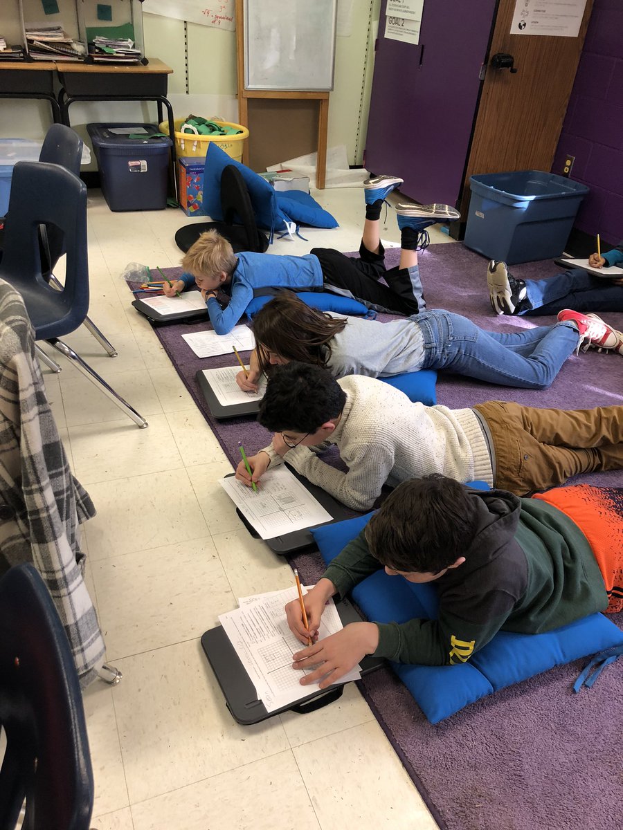 phipps5th's tweet photo. All the math things during workshop! Plot your town, Roller Coaster Challenge, and capture the dots. @GRESDragons @ThinkFun #mathworkshop #mathrocks https://t.co/IkloLyl13F