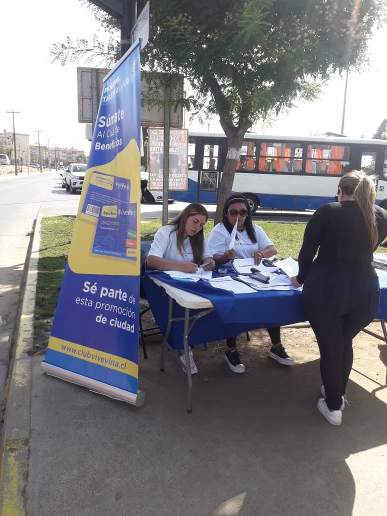 didecomunivina's tweet photo. AHORA‼️ Equipo de Municipio en Tu Barrio en el sector de Gómez Carreño‼️ Súmate a #clubviveviña , obtén tu tarjeta  y disfruta los cientos de beneficios que #clubviveviña tiene para ti.  #ViñadelMar #chile #viña2020 
Lugar: Feria Caupolican y Feria 5to Sector, Gómez Carreño https://t.co/4AcN5iJHnq