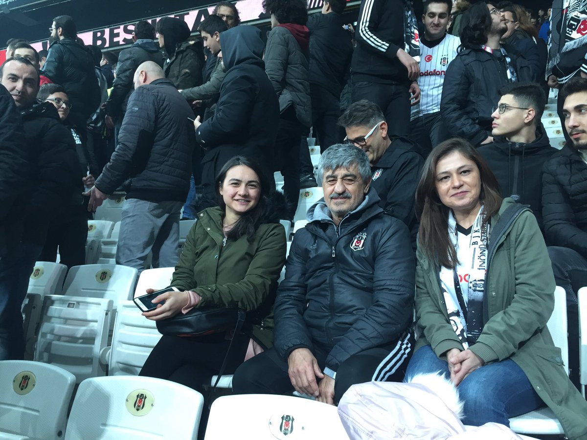 Ovunc Ozdem Sergen Yalcin Icin Duzenlenen Imza Toreninde Tanidik Bir Isimle Karsilastim Besiktas In 40 Yila Yakin Suredir Malzemeciligini Yapan Sureyya Soner Ailesi Ile Birlikte Imza Torenini Bekliyor Hemen Arkalarinda Ise Ovunc Ozdem Sergen Yalcin Icin Duzenlenen Imza Toreninde Tanidik Bir Isimle Karsilastim Besiktas In 40 Yila Yakin Suredir Malzemeciligini Yapan Sureyya Soner Ailesi Ile Birlikte Imza Torenini Bekliyor Hemen Arkalarinda Ise