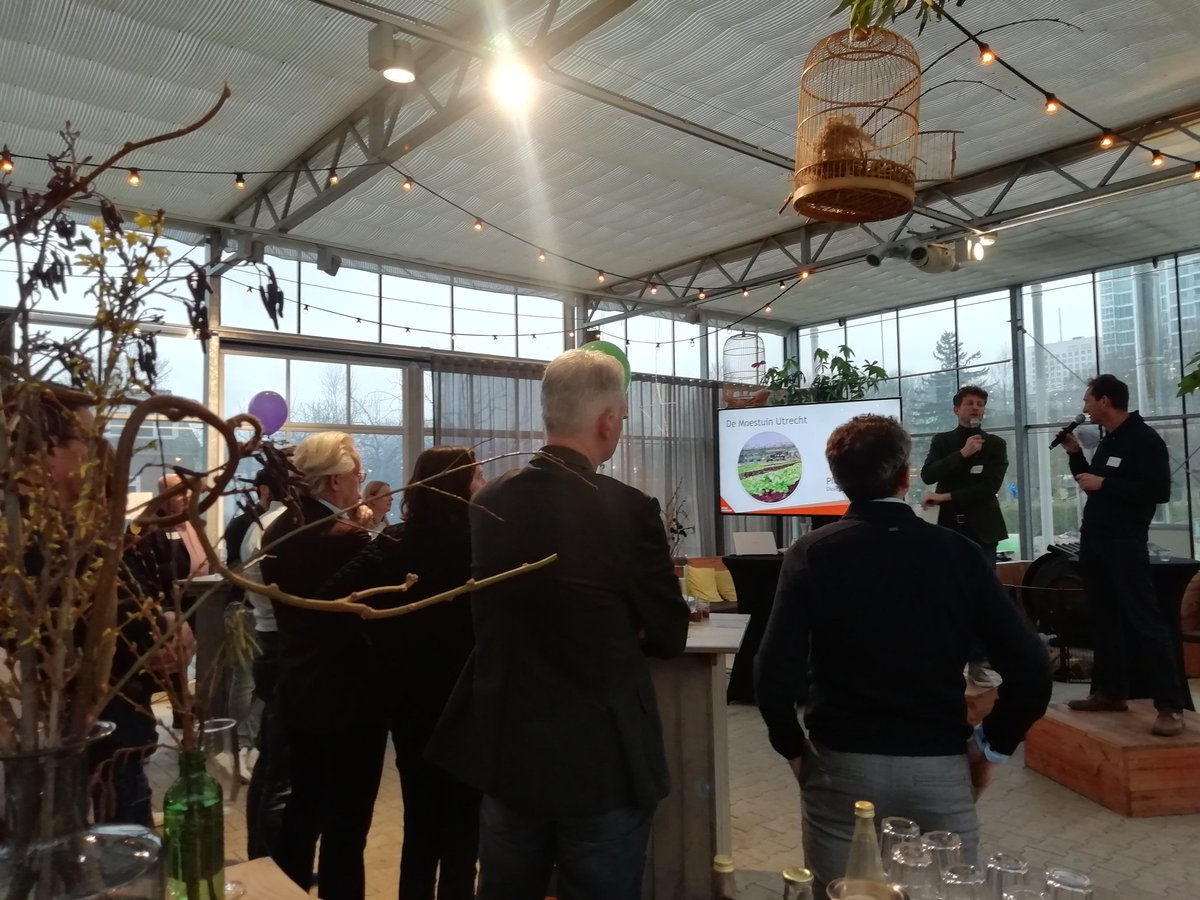 SocEntNL's tweet photo. De #senlnieuwjaarsborrel in #demoestuin in Utrecht is aan de gang! Waar de sociaal ondernemers elkaar ontmoeten en de highlights van 2019 delen. We starten alvast met een warm glas glühwein! ✨ https://t.co/WmnQHuAFWb