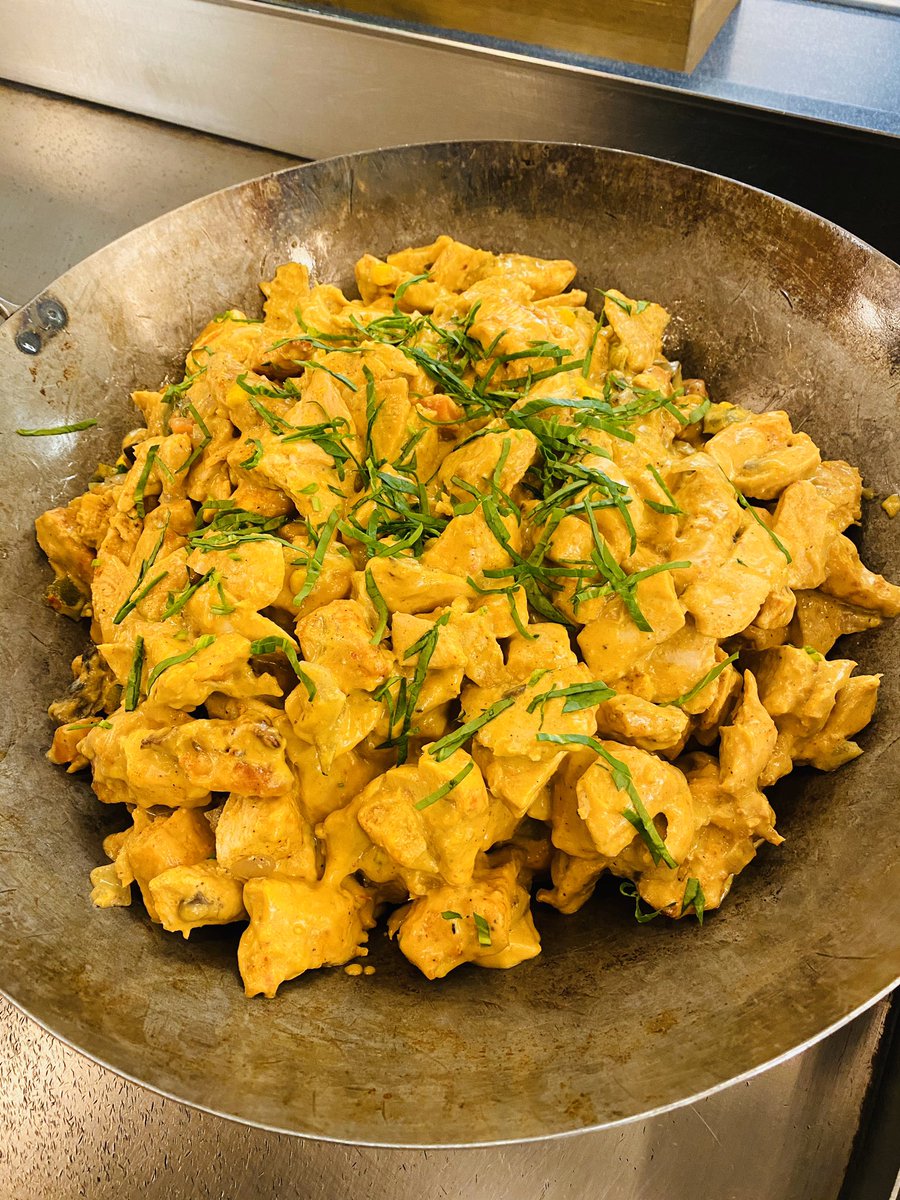 Jodi_Flik_FALV's tweet photo. #eastwest #currythaichicken #chefjet @FlikISDining https://t.co/yuT4SskcP1
