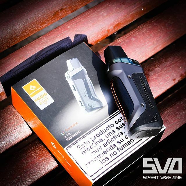 GeekVape Aegis Boost con una potencia de 40W, alimentado por una batería incorporada de 1500 mAh y lo mejor de todo es que mantiene la clasificación IP67 a prueba de golpes, agua y polvo. Construido con aleación de zinc, cuero y silicona, un aparato impr… ift.tt/2GAl24b