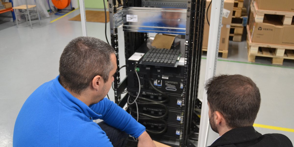 Mytra_Control's tweet photo. ¿Necesitas un #armario adaptado que incluya #IT e #industrial?
Nuestros ingenieros eléctricos diseñan el armario que necesitas, y lo fabricamos y probamos en nuestro taller para garantizar el resultado.
#IngenieríaEléctrica #SINAUT #SCALANCE #SAI #Industria40 #SmartFactories https://t.co/lJhMvpE2F4