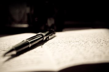 أنْ تُؤلّف كِتاباً، أنْ يقتنِيه غَريب، في مَدينَة غرِيبة، أن يقرأهُ ليلاً ،أنْ يختَلج قلبهُ لسطرٍ يُشبه حياته، ذلك هُو مجدُ الكتابة. 

- يوسف إدريس