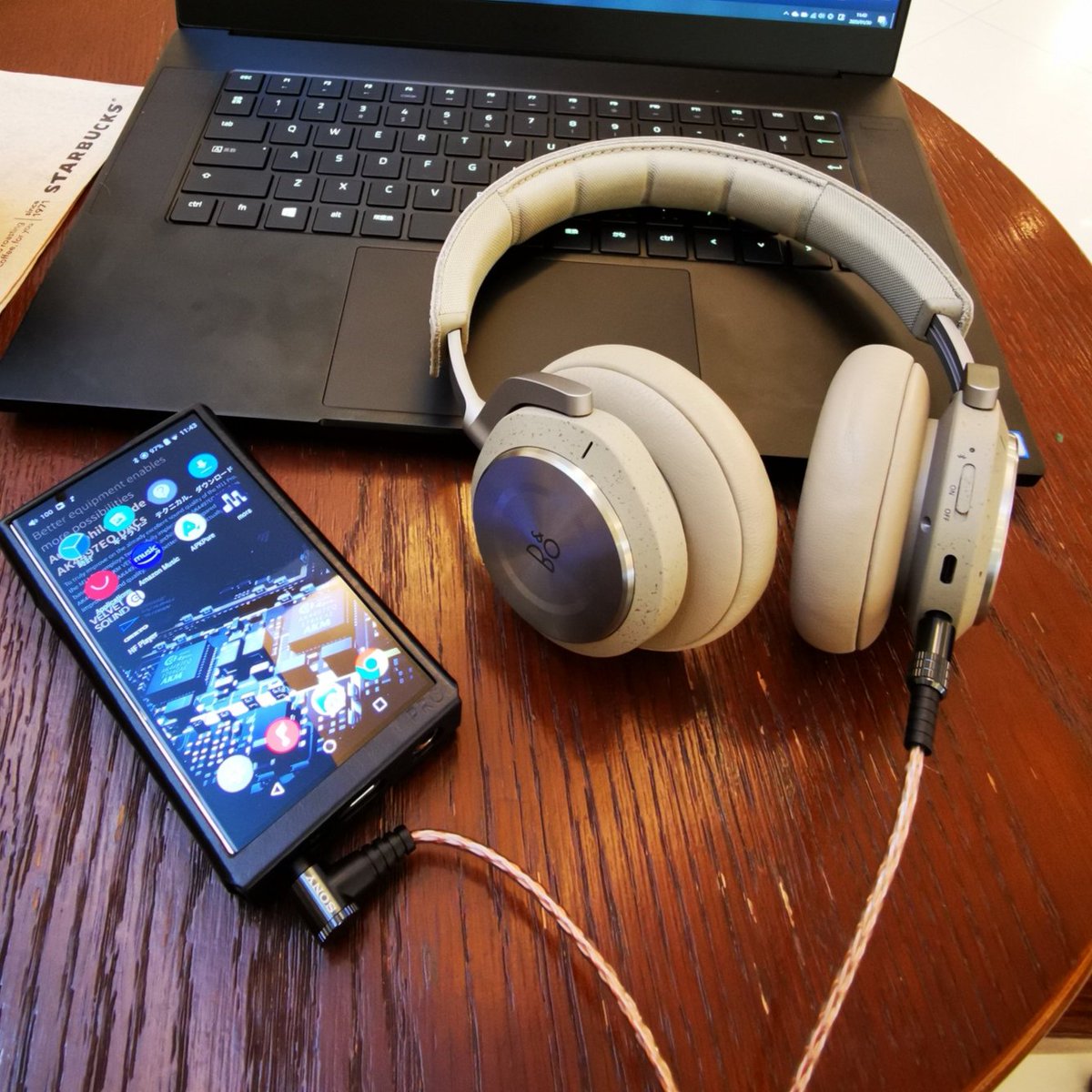 BKK541's tweet photo. 🎧ヘッドフォン用バランスケーブル(標準プラグから4.4mmプラグ)の安い中華製が見つからず。
amazonなら簡単に入手可能だがココは海外なので、仕方なくSONY WUC-S12SB1を購入した。
#balancedcable #SONY #beoolayh9i #fiiom11pross #recable #wucs12sb1 https://t.co/vhKhZa5Z4y