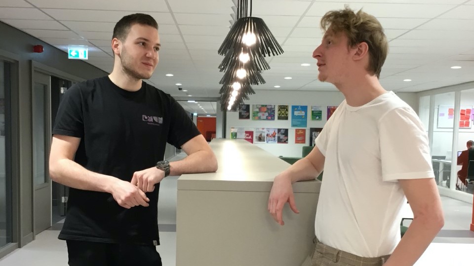Dankzij de Worldskills vakwedstrijden krijgen studerende vakmensen positieve aandacht. Deze zogenoemde Skillsheroes vertegenwoordigen allerlei vakken, zoals Mediavormgever. We duimen dat 'onze' derdejaars student GV, Chris Bosch (l), zich hiervoor morgen kwalificeert! Succes! 🤞🏻