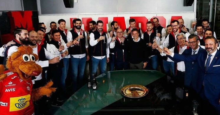 La selección española de balonmano brinca con emina espumoso. Si no lo has probado, ¿A qué esperas? <a href="/eminawines/">EMINA</a> #distribucionesvelayos #espumoso #dorueda #nosencantaemina