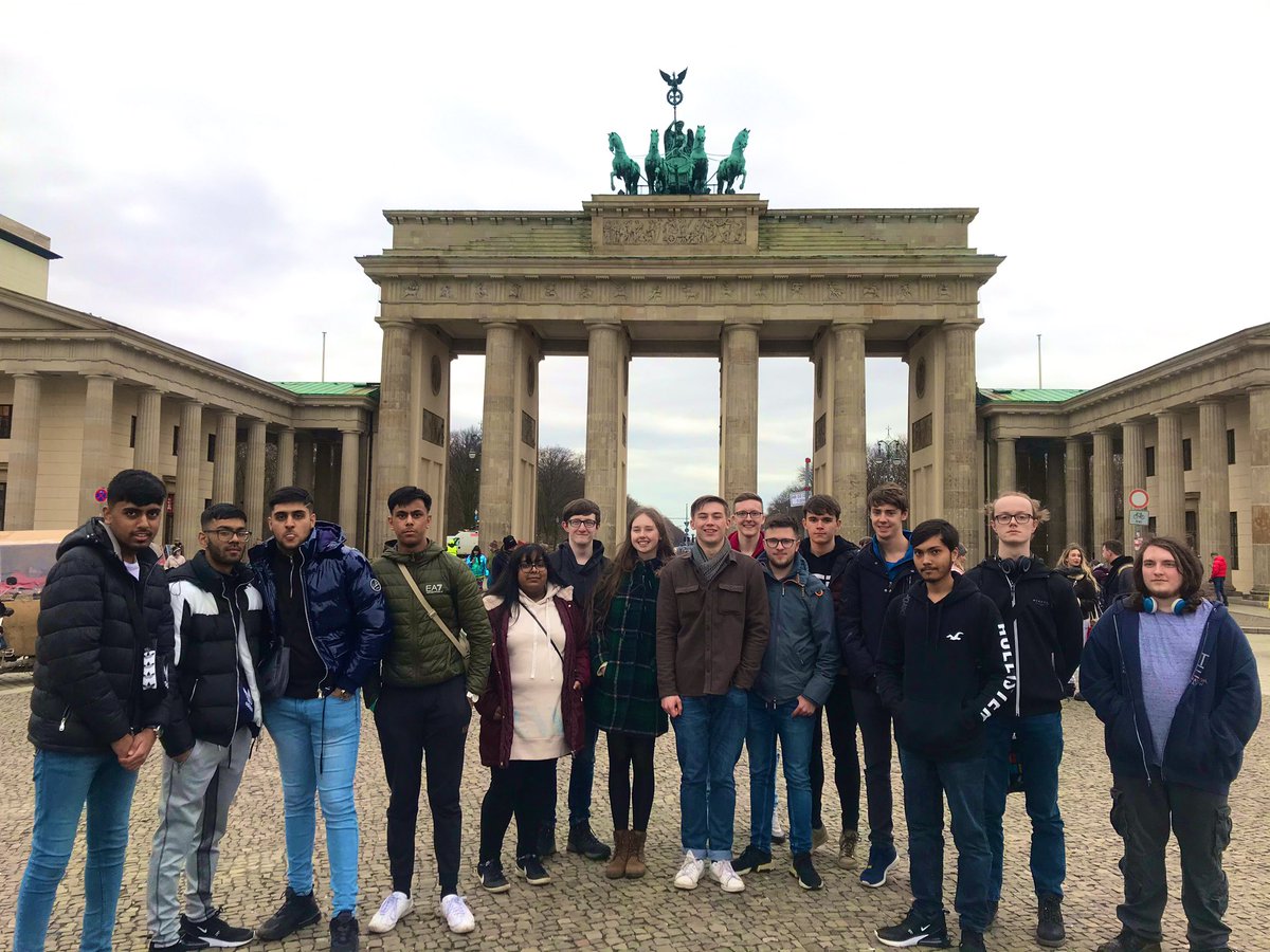 OSFC_CompSci's tweet image. Well our last night in Berlin. Today our Computer Science and IT students went to the Computerspiele museum for a look at where we have come through history to get our games consoles of the future. The students also visited the Brandenburg Gate 🇩🇪