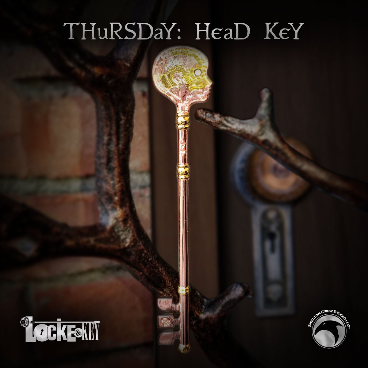 SkeltonCrew's tweet image. Happy Thursday and our next day of our 12 Days of #Keymas, celebrating the Netflix premiere of one of our favorite comics #LockeandKey!

We're giving away 1 key everyday with a tag SIGNED by @joe_hill !!
 
🗝️LIKE &amp;amp; RT this post for a chance to win the Head Key today! 🗝️