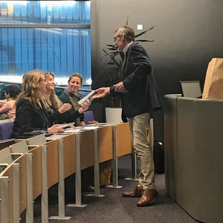 tudelftglobal's tweet photo. Dr. Otto Kroesen is handing over a first copy of his new book 'Cross-cultural Entrepreneurship and Social Transformation' to the jury of the Internship Project presentations.

Read about the course here:
https://t.co/kg7EXqnEMF https://t.co/nonAbmIi20
