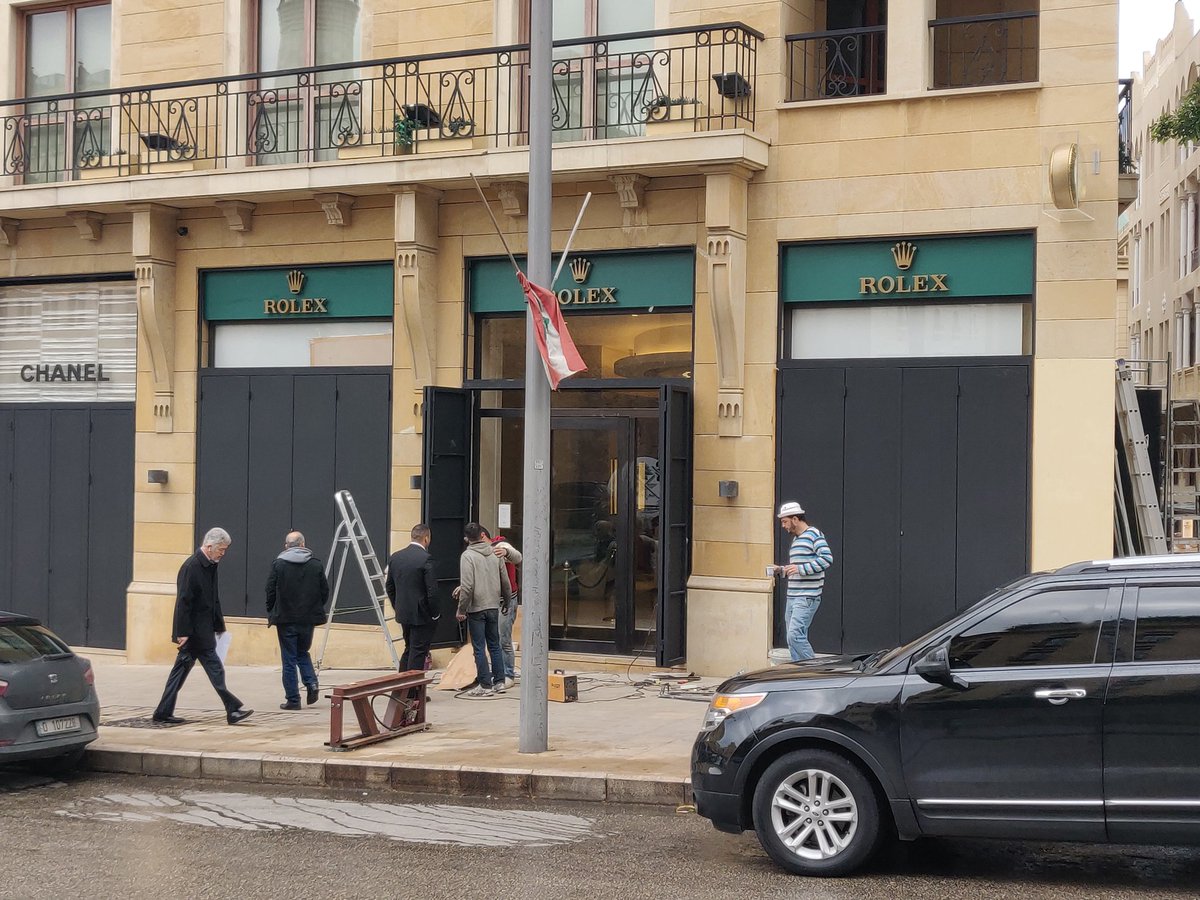 ThPaCl's tweet photo. Defensive measures in #Beirut: Luxury shops and banks are walling in against the (mostly) targeted actions of protesters. #Changeiscomig https://t.co/IzbE2xeZpI