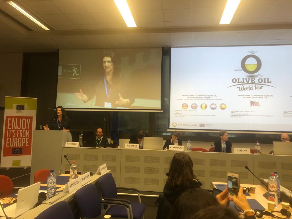 Tactics_Europe's tweet photo. Teresa Pérez de @AceitesOlivaES destaca ante #CHAFEA y @ComisionEuropea : "Somos la primera organización que ha conseguido desarrollar con éxito tres programas simples bajo estrategia global a nivel mundial #oliveoilworldtour #makeatastierworld #infoday2020 #EUAgriPromo @EUAgri https://t.co/VYjJBN6WWc