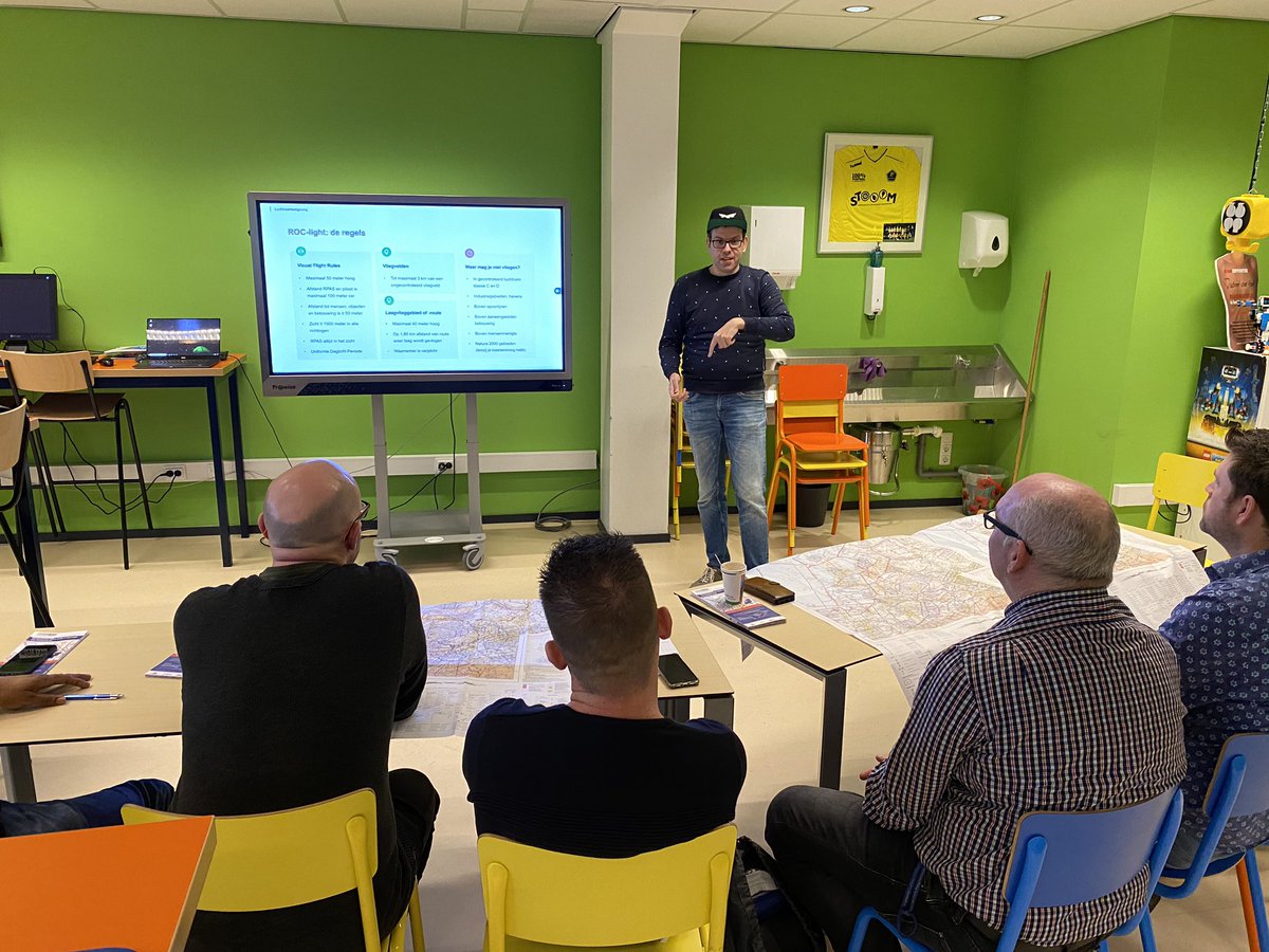 HHStadion's tweet photo. ROC-light voorbereidingen op pilot drone in het onderwijs. Docenten @hethooghuis volgen training #droneclass https://t.co/lCR0xX8lYL