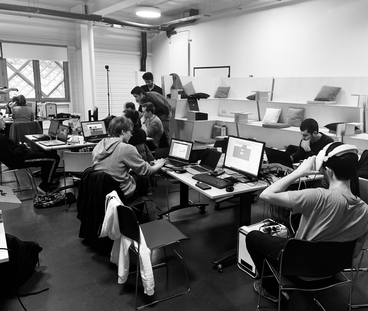 CLARTE_lab's tweet photo. #hackathon de 48h #realitevirtuelle au @L_V_Center organisé par @clarte53 pour les étudiants option RV/RA de @CentraleNantes Cc @gmoreau_ecn @jim_normand @shouel @sophichauveau https://t.co/x2YENtqpql
