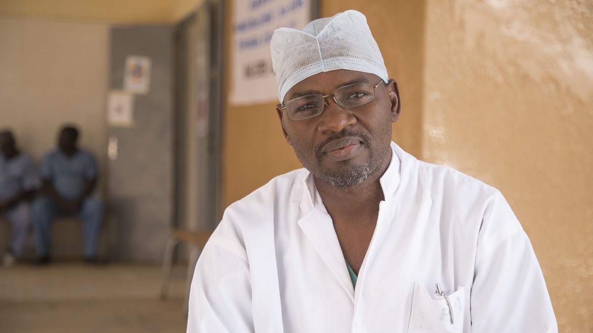 ALIMAong's tweet photo. ✨ #FieldWorkerFriday
Dr Lamine Kolle, président de #BEFEN et chirurgien chef du projet Santé Nomade lancé en 2015 au Niger.
« Cette campagne de chirurgie foraine BEFEN-ALIMA était l’attente de la population nomade, dont l’accès aux centres de santé reste difficile. » https://t.co/2cVnajbxl5