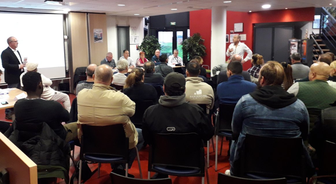 PoliceNat59's tweet photo. [#PoliceSécuritéQuotidien] La peur de déposer plainte est une réalité dans certains quartiers.
Mardi, les #policiers de #Lille ont sensibilisé les agents de #Partenord sur ces problématiques et leurs ont donné les clefs pour libérer la parole des victimes. https://t.co/y624t9wR3X
