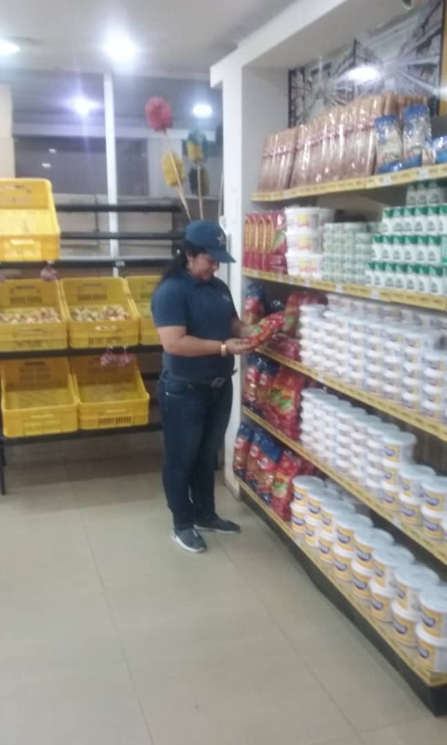 sundde_ve's tweet photo. #BARINAS || Fiscales de la Sundde continúan en la calle en los diferentes Comercios de la parroquias Barinas, Corazón de Jesús y Ramón Ignacio Méndez, revisando facturas para calcular el precio máximo de venta y garantizando al pueblo rubros de la cesta básica a Precios Justos. https://t.co/A0g2uxN9nd