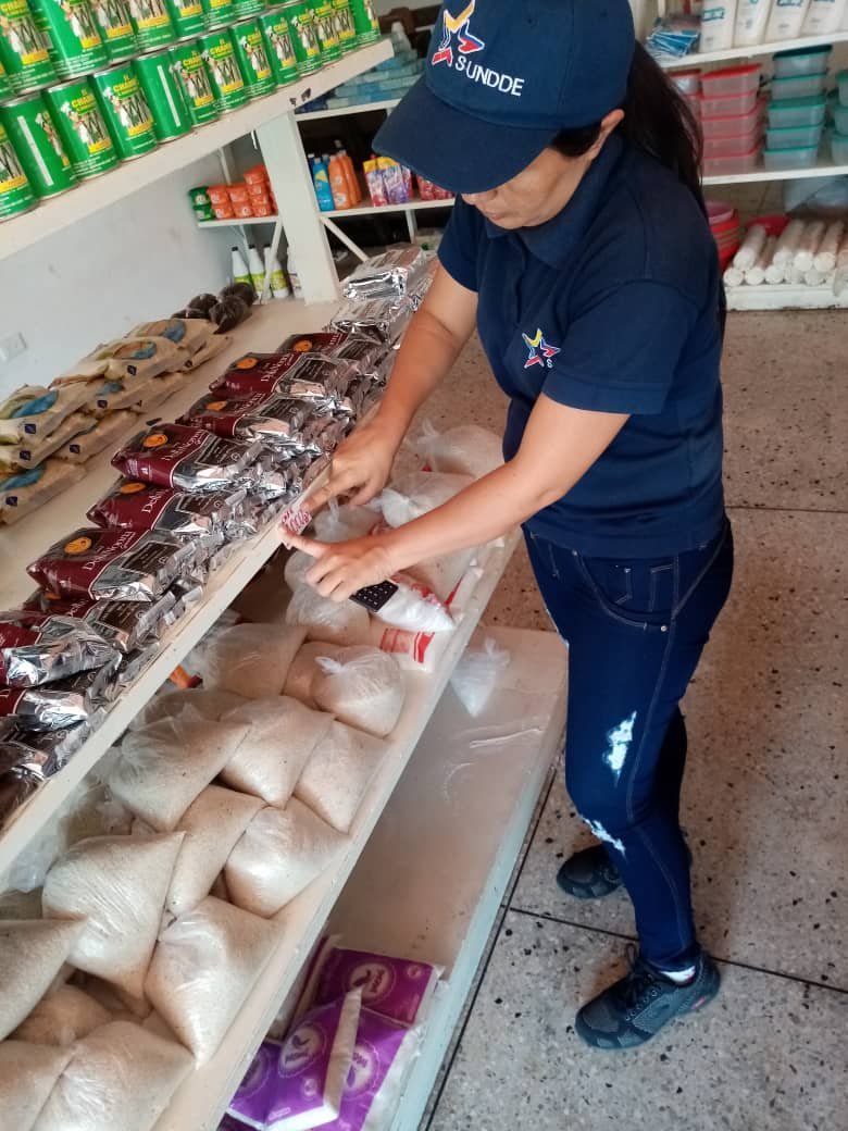 sundde_ve's tweet photo. #BARINAS || Fiscales de la Sundde continúan en la calle en los diferentes Comercios de la parroquias Barinas, Corazón de Jesús y Ramón Ignacio Méndez, revisando facturas para calcular el precio máximo de venta y garantizando al pueblo rubros de la cesta básica a Precios Justos. https://t.co/A0g2uxN9nd
