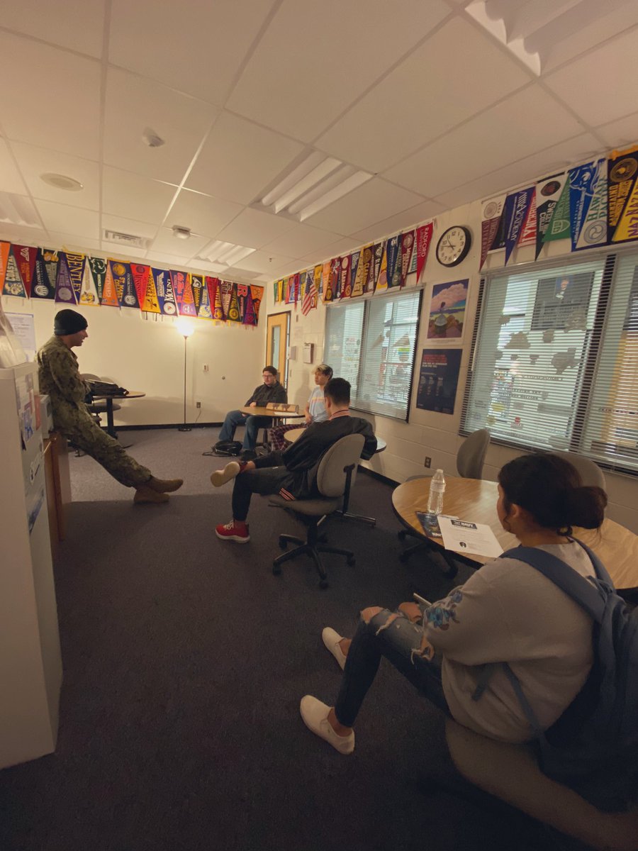 DHSCareer's tweet photo. Chief Gunnersmate Dapenavazquez talking to Titans about the U.S. Navy.  If you are interested in learning about any branch of the U.S. Military, come by the Career Center! #Military #USNavy #Careers @DominionLcps https://t.co/UOplxLkoko