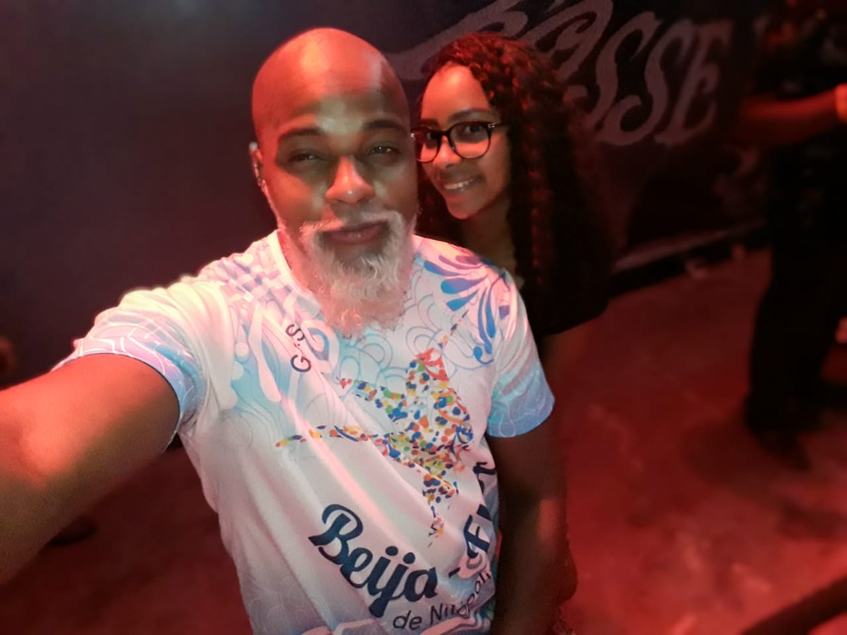 EuTaySo's tweet photo. @taisdeverdade @olazaroramos @gshow Super entendo! O meu boy pintou a barba todaaaa, parece um papai noel kkkkkk. Se não for amor, eu ja nem sei kkkkkkkkk https://t.co/YWAutUhCnX