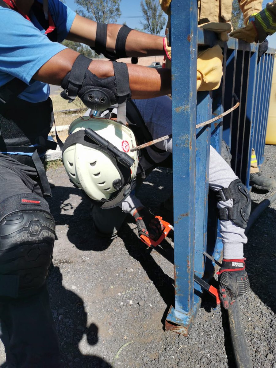 UMPCyBZ's tweet photo. #Entérate

Los 26 Oficiales -de @UMPCyBZ, @PCTlaquepaque y PCyBOMBEROS del @GobTlajomulco-  que participan en el Curso de Búsqueda y Rescate en Estructuras Colapsadas nivel Liviano #CRECL continúan fortaleciendo conocimientos y habilidades.

@sergioramloz
@ZapopanGob https://t.co/QWXs453eZo