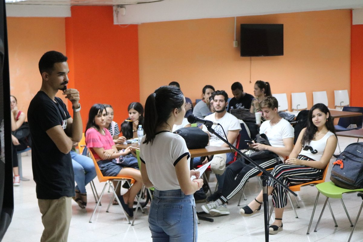 fcomUH's tweet photo. Así recordaron al Apóstol nuestros artistas aficionados. La ocasión fue propicia para entregar el Reconocimiento Patria y Virtud, creado por la #FEU, a estudiantes y profesores que han apoyado activamente a la organización
#FEUFCOM #FCOMesCasa #JoseMarti https://t.co/keSP4iVgcz