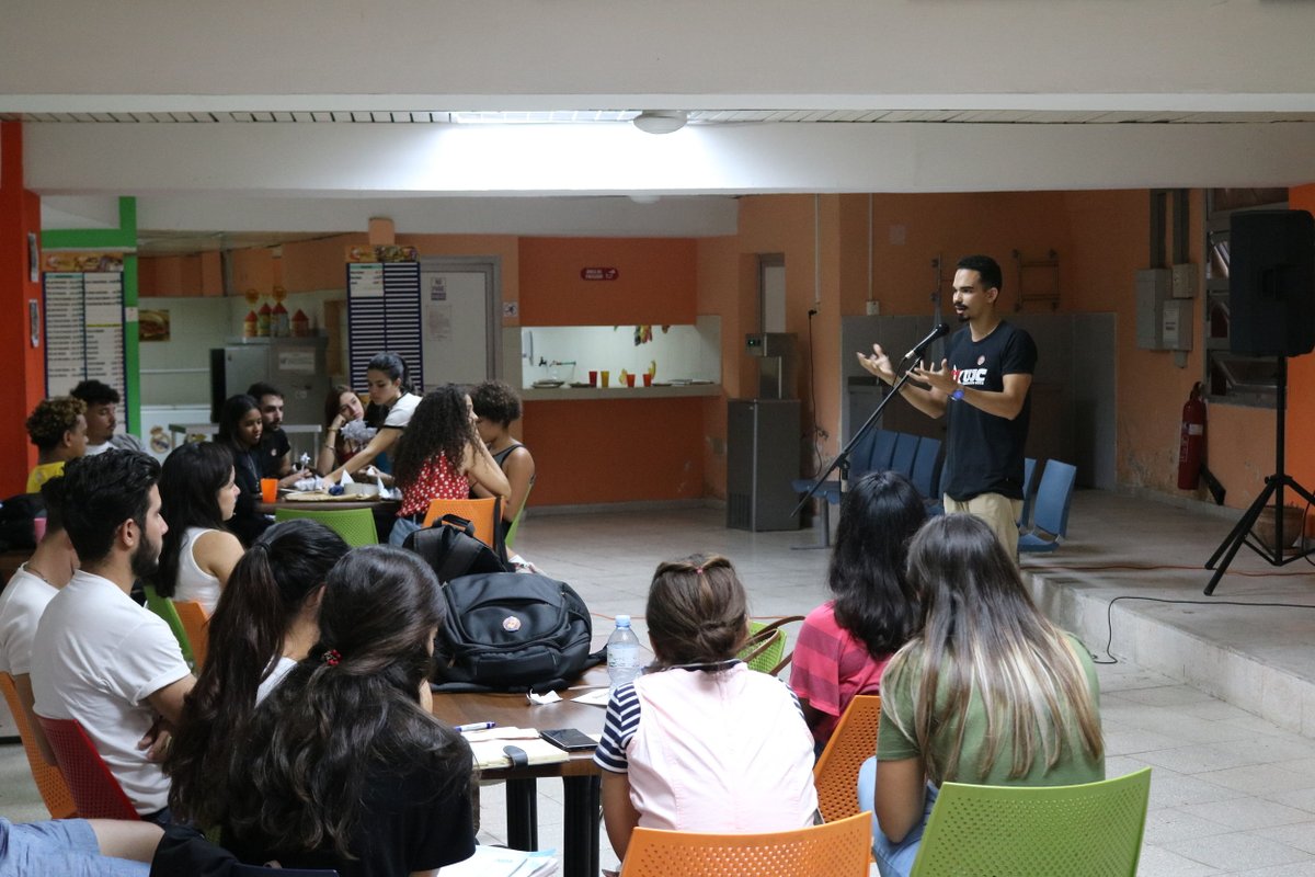fcomUH's tweet photo. Así recordaron al Apóstol nuestros artistas aficionados. La ocasión fue propicia para entregar el Reconocimiento Patria y Virtud, creado por la #FEU, a estudiantes y profesores que han apoyado activamente a la organización
#FEUFCOM #FCOMesCasa #JoseMarti https://t.co/keSP4iVgcz