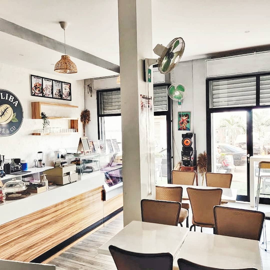 KELIBA CAFE, le café authentique

À Dkr, il y a cette tte nouvelle adresse où l'on sert un onctueux fonio au lait de coco ou un kenkiliba latte. Une délicieuse tranche de cake au gingembre ou au café Touba. Un yassa poulet ou un bowl 'healthy' servi avec des falafels de niebe...