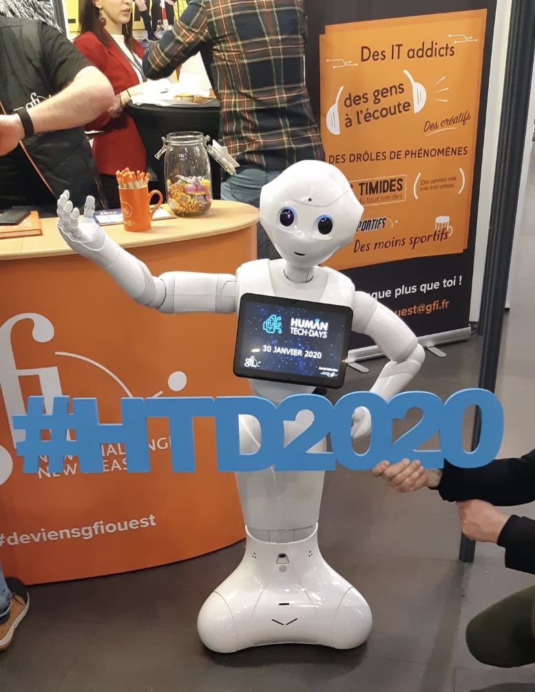 [@GfiEnFrance x #HumanTechDays] Pepper est dans la place 🤖 ! #HTD2020 #gfiouest #HumanTechRegion #Tours @CRNumCVL <a href="/gfisrobotics/">gfisocialrobotics</a>