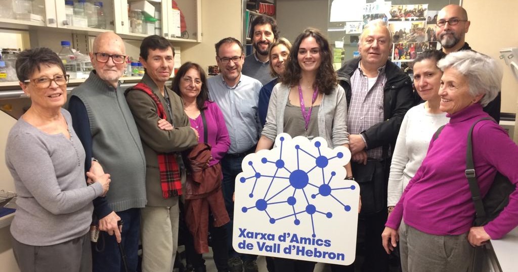 Un grup d'Amics de <a href="/vallhebron/">Vall d'Hebron</a> han visitat avui el laboratori del #GrupDeRecerca Senyalització Cel·lular i Apoptosi. Han conegut l'Elena Coccia, investigadora predoctoral, que estudia els mecanismes de mort neuronal en patologies neurodegeneratives com #Alzheimer. #AmbTuSumem