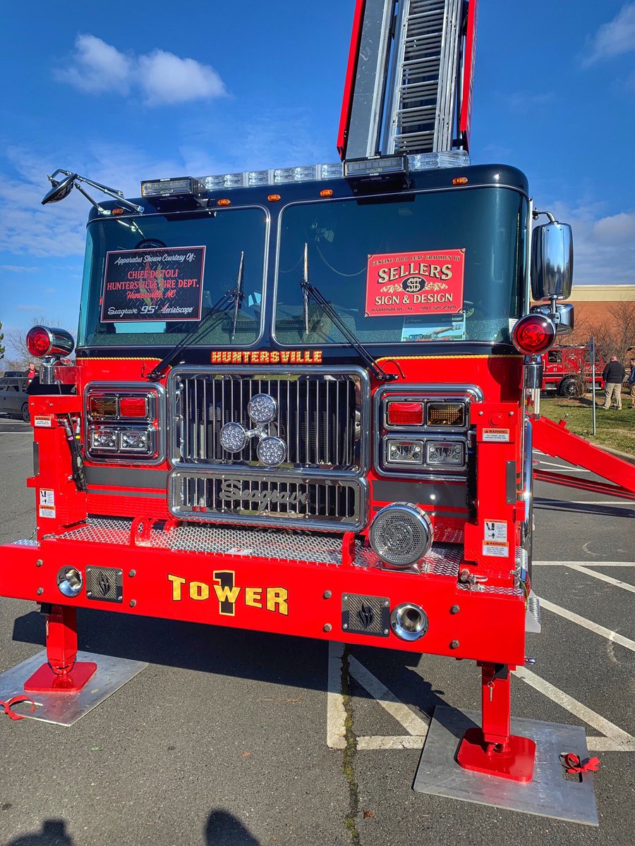 Huntersville_FD's tweet image. Additional pics of Tower Ladder 1 at the Mid Winter Chief Conference in Concord. #TowerLadder #BlackOverRed #Aerialscope #Seagrave