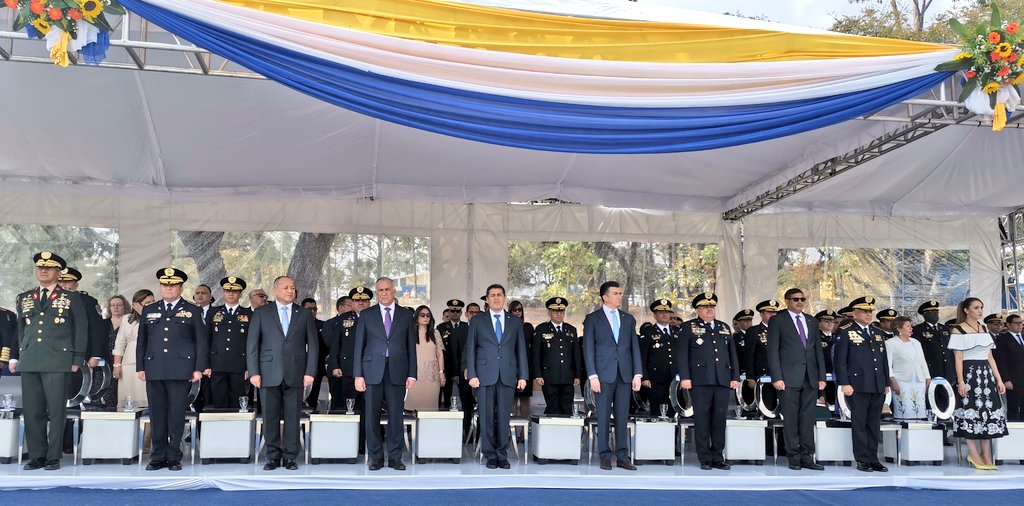 PJdeHonduras's tweet photo. Presidente del@PJdeHonduras, @rarguetaCSJ, presente en la Ceremonia de Ascensos y Condecoraciones de la Policía Nacional junto a los titulares de los demás Poderes del Estado.
#TransformandoelPoderJudicial https://t.co/OkXTsuOsTN