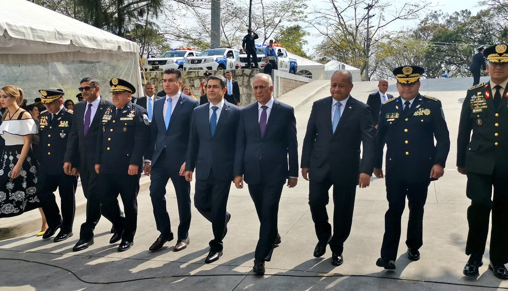 PJdeHonduras's tweet photo. Presidente del@PJdeHonduras, @rarguetaCSJ, presente en la Ceremonia de Ascensos y Condecoraciones de la Policía Nacional junto a los titulares de los demás Poderes del Estado.
#TransformandoelPoderJudicial https://t.co/OkXTsuOsTN