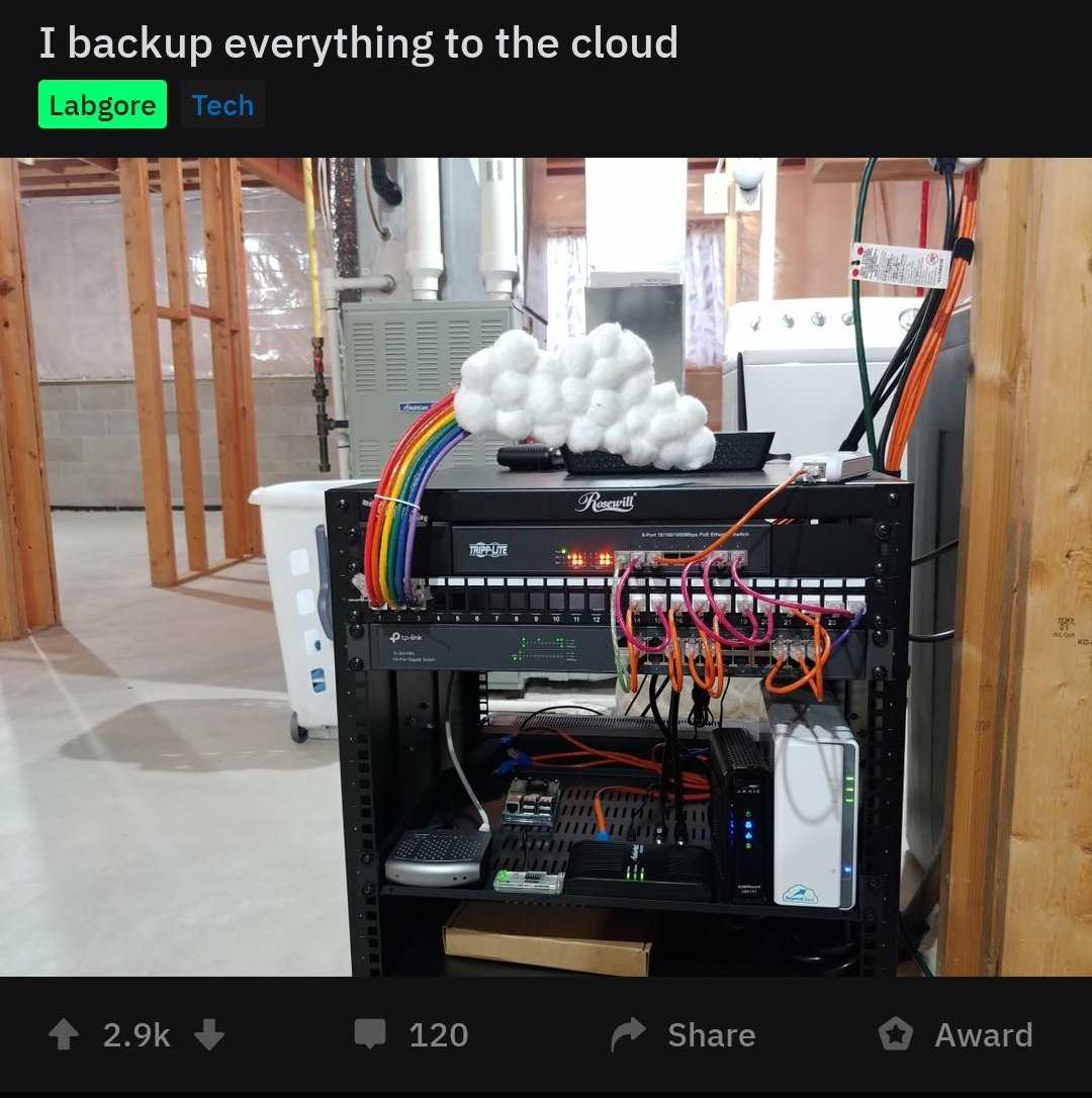 AzkerM's tweet photo. Man! This is why I love the r/homelab in @reddit.. So much creativity and uniqueness!!! #LabPorn #HomeLab #Tech https://t.co/wwISoFpdPC