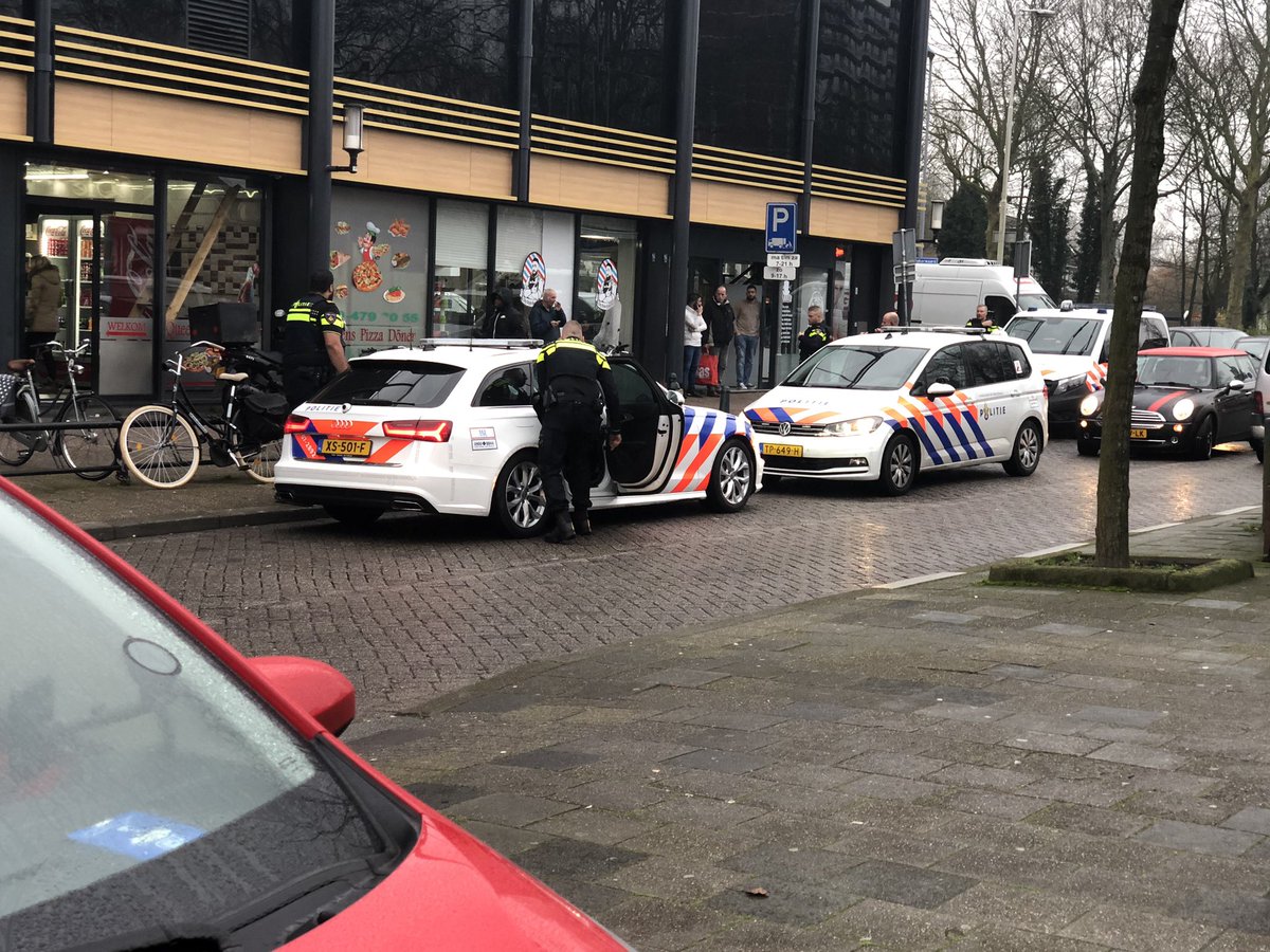 Deejaybounty's tweet photo. Veel politie op de been vanmiddag bij   #winkelcentrum #keizerswaard @POL_IJsselmonde https://t.co/rQO5piLkv4