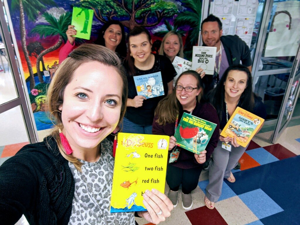 lizandjerm's tweet photo. #throwbackthursday we are celebrating our favorite books!! @herdof3rdSMES @SandersSMES @PascoLiteracy #ttwsmes We ❤️ to read 📚!! #celebratepascoliteracy https://t.co/y7zed3sd0a