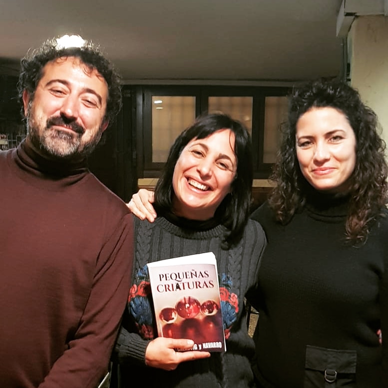 El primer ejemplar de Pequeñas Criaturas en el bar Chicuto de Olba. Gracias a todos —Lola, Guillermo, Lorena, Nuria, Carlos— por vuestro apoyo y por hacernos sentir siempre como en casa.
