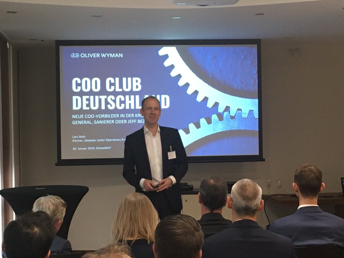 ClaudineMagali's tweet photo. COO Club Deutschland in Düsseldorf: Lars Stolz, Partner von @OliverWyman begrüßt die Gäste zum #COOClub 2020 und Hans-Lothar Domröse hält den Impuls Beitrag zu "Führung in disruptiven Zeiten". Er sagt: "Leadership ist keine Position, sondern eine Aktion." #OWOperations https://t.co/7lpLBD85CA