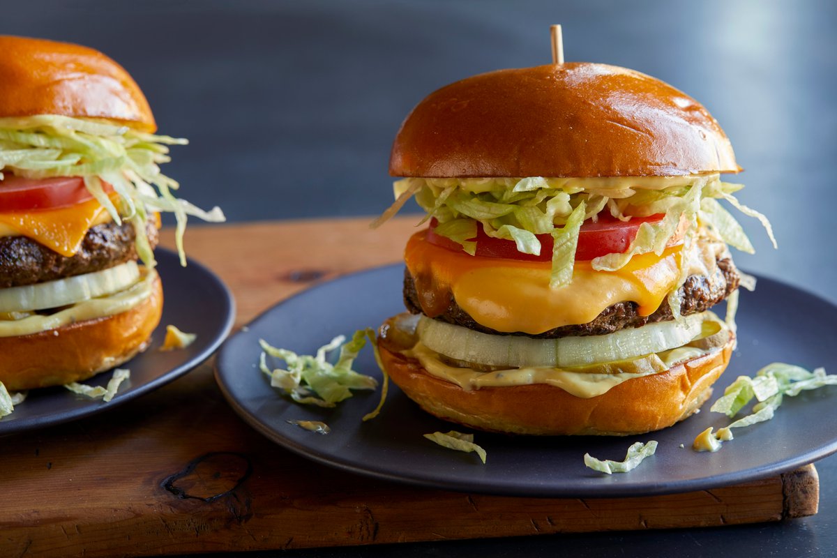 fnkitchen's tweet photo. Class of the Day: Real Deal with Cheese π @guyfieri spills the secrets to his OG "smash burger." Watch the class on the #FoodNetworkKitchen app: https://t.co/JWr8DDbVrG! PLUS, don't miss Guy and his chef friends cooking LIVE on the app Friday at 8|7c for #GuysBigGame! https://t.co/4LyYBMscWC