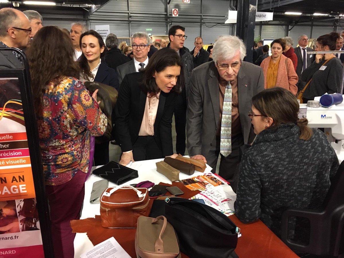 C_MORANCAIS's tweet photo. 👥Visite inaugurale du forum des #formations et des #métiers : #FormaSarthe, qui a lieu jusqu’au 2 fév au Centre des Expositions #LeMans
🖊Signature de la convention relative à la mise en œuvre des compétences de l’État et de la Région en matière d’#information &amp; d’#orientation https://t.co/9FSGSS2J2O