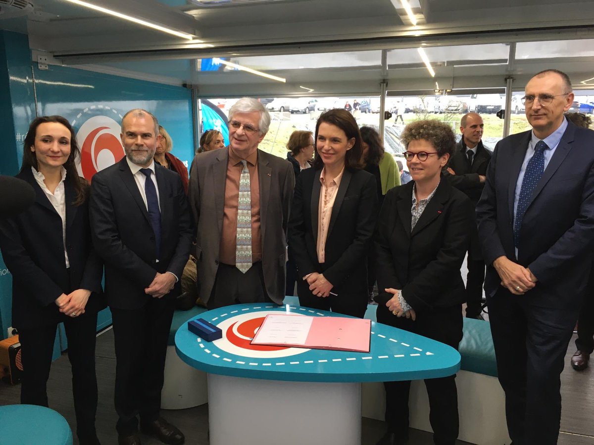 C_MORANCAIS's tweet photo. 👥Visite inaugurale du forum des #formations et des #métiers : #FormaSarthe, qui a lieu jusqu’au 2 fév au Centre des Expositions #LeMans
🖊Signature de la convention relative à la mise en œuvre des compétences de l’État et de la Région en matière d’#information &amp; d’#orientation https://t.co/9FSGSS2J2O