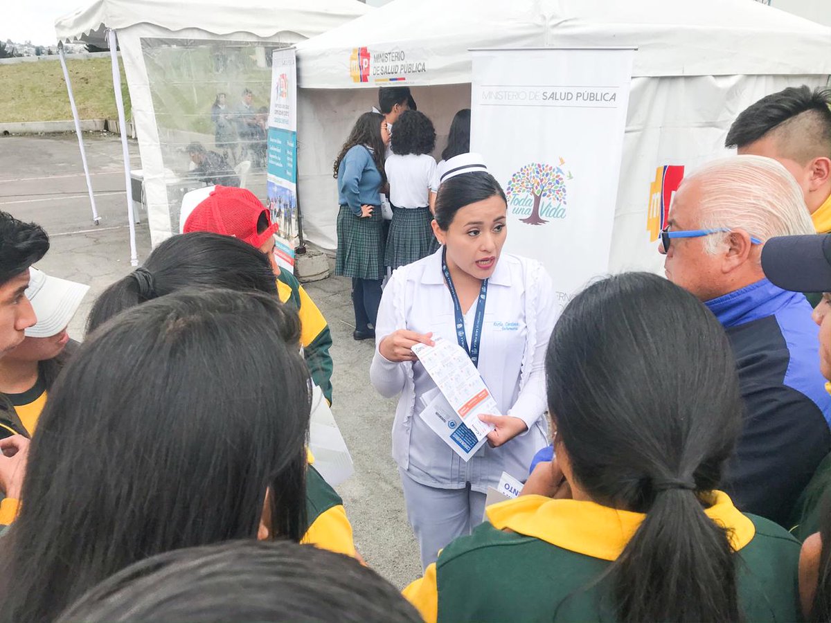 SaludPichincha's tweet photo. @Salud_Ec @CataAndramuno @patogavilanes1 @PaulinaProao6 El correcto lavado de manos o cubrirse la boca al toser o estornudar, son algunas medidas de prevención de enfermedades, que recordó el personal del Distrito 17D05 @Salud_CZ9, en la feria #YQSCAMP desarrollada en el Parque Bicentenario #PrevenciónEsSalud https://t.co/e0EwHgwkBu