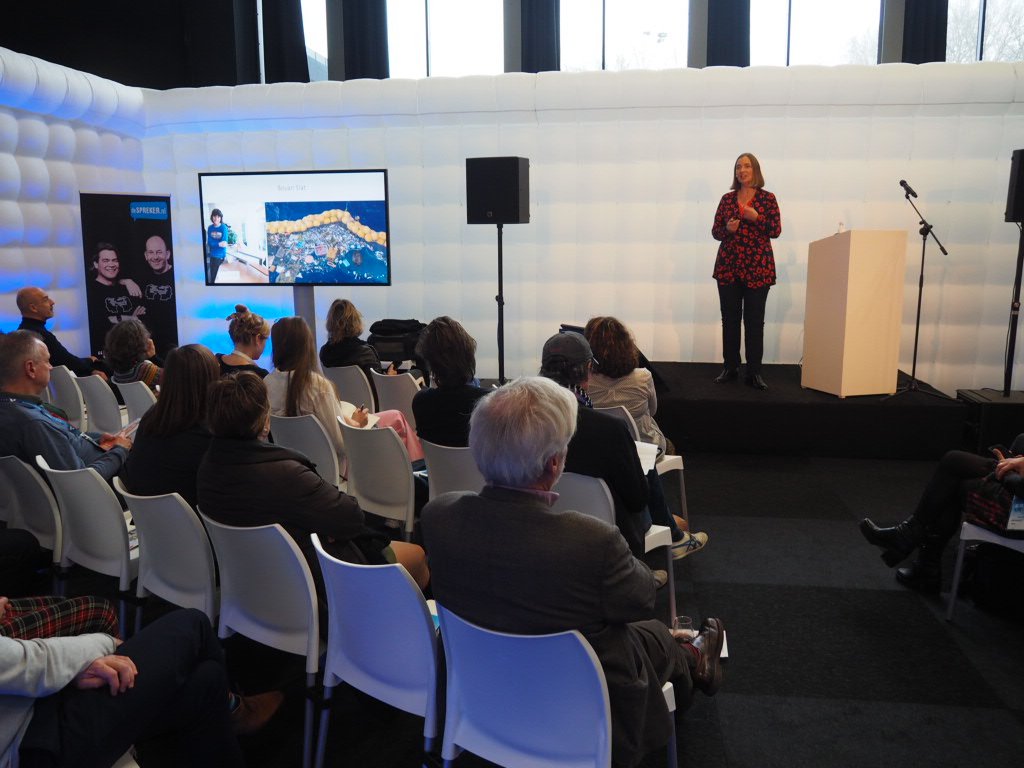 despreker_NL's tweet photo. @HildaFeenstra deelde vandaag op #EventSummit2020 haar superpraktische inzichten over hoe wij ons steentje kunnen bijdragen aan een #duurzamerewereld. Want het is hard nodig! 🌻🐬👱🌍 https://t.co/Gve5eVRnyw